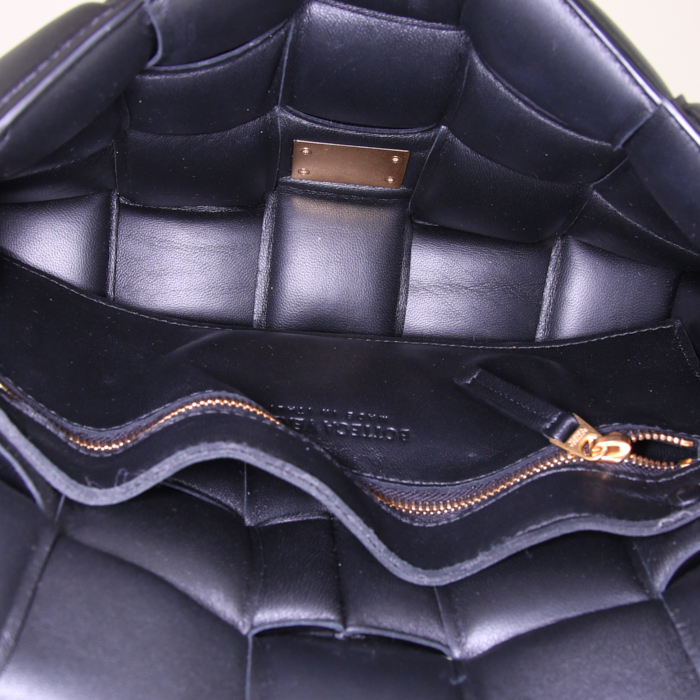 Bottega Veneta Cassette shoulder bag in black leather - Detail D2