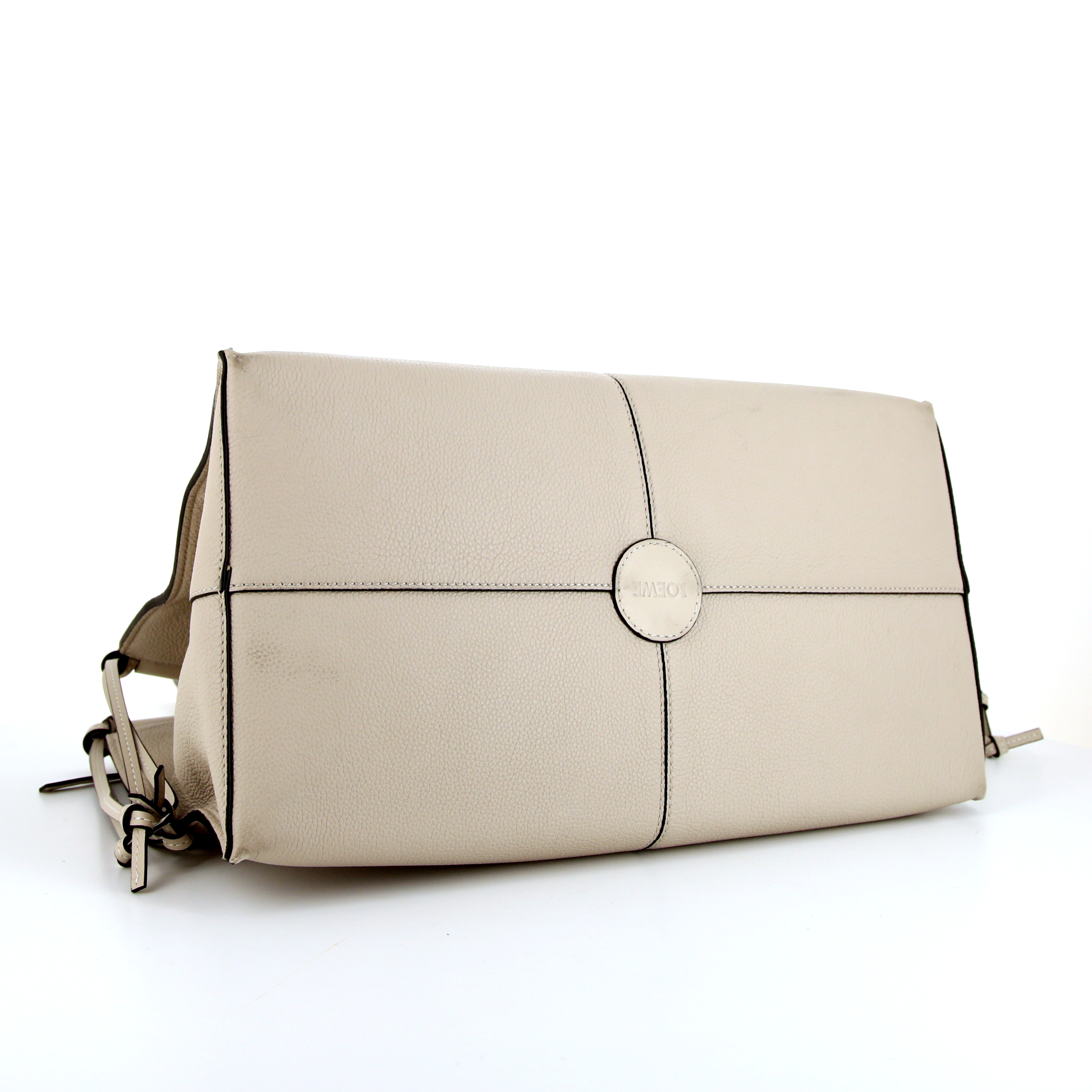 Loewe Cushion shopping bag in beige grained leather - Detail D4