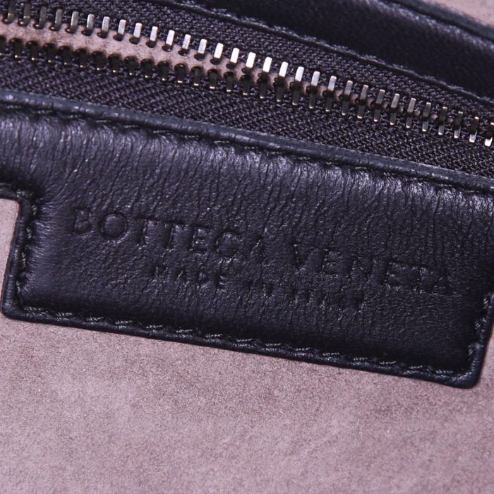 Bolso de mano Bottega Veneta Veneta modelo grande en cuero intrecciato negro - Detail D3