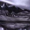 Bolso de mano Bottega Veneta The Shoulder Pouch en cuero negro - Detail D2 thumbnail