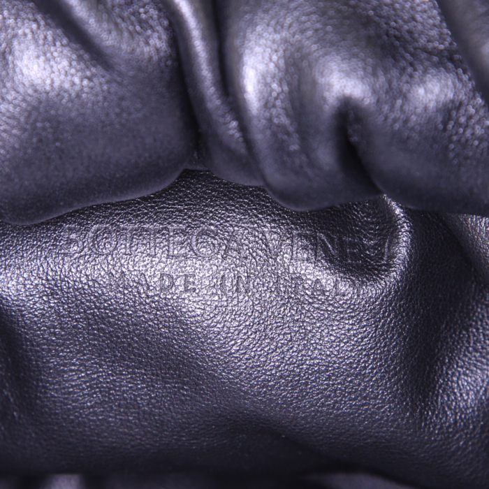 Bottega Veneta The Shoulder Pouch handbag in black leather - Detail D3