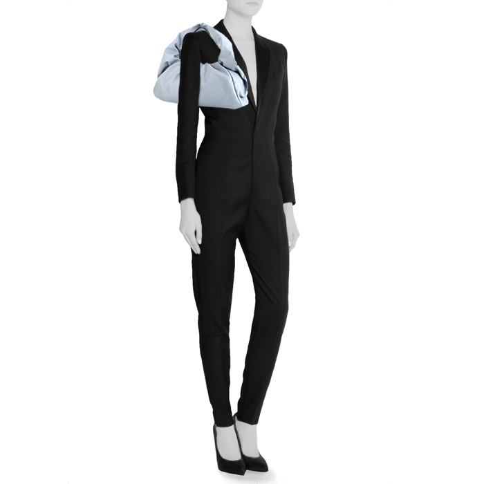 Bolso de mano Bottega Veneta The Shoulder Pouch en cuero azul - Detail D1