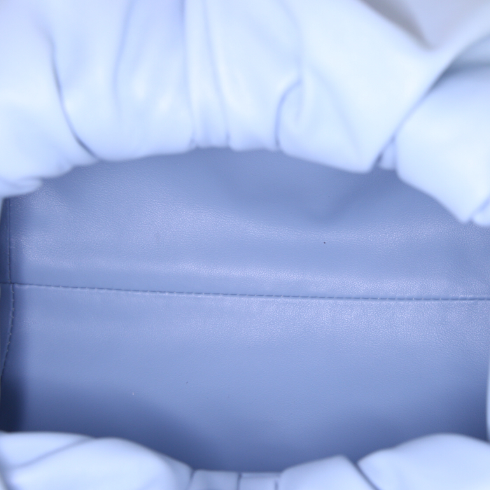 Sac à main Bottega Veneta The Shoulder Pouch en cuir bleu - Detail D2