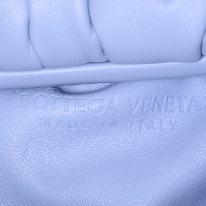Sac à main Bottega Veneta The Shoulder Pouch en cuir bleu - Detail D3