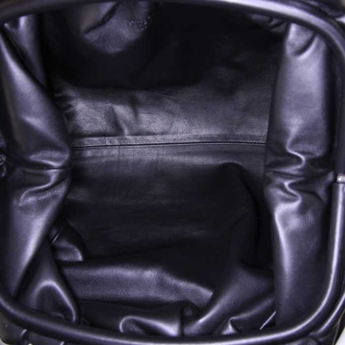 Bottega Veneta The Pouch pouch in black smooth leather - Detail D2