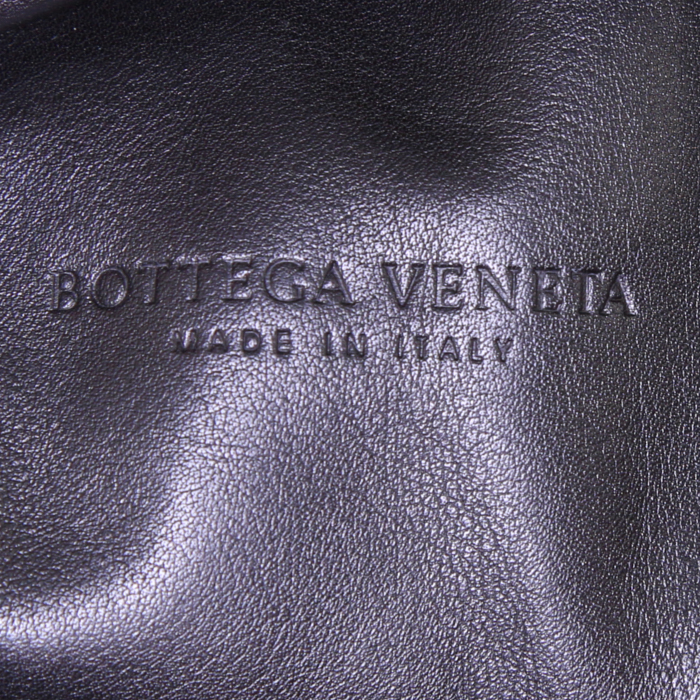 Bolsito de mano Bottega Veneta The Pouch en cuero liso negro - Detail D3