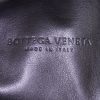 Pochette Bottega Veneta The Pouch en cuir lisse noir - Detail D3 thumbnail