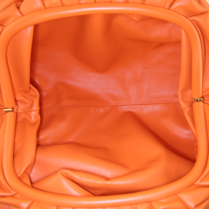Bolsito de mano Bottega Veneta The Pouch en cuero liso naranja - Detail D2
