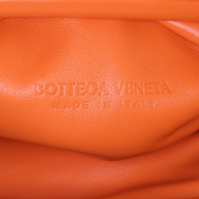 Pochette Bottega Veneta The Pouch in pelle liscia arancione - Detail D3