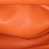 Bolsito de mano Bottega Veneta The Pouch en cuero liso naranja - Detail D3 thumbnail