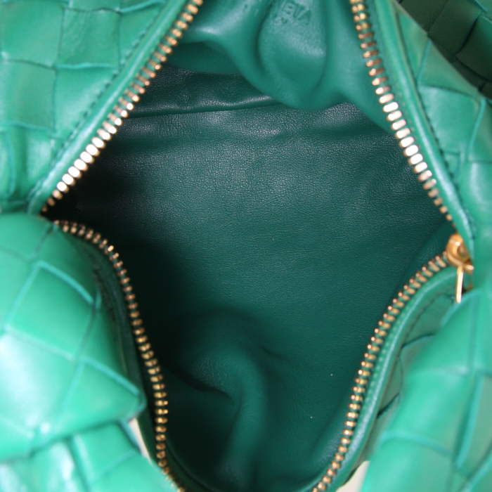 Bolso de mano Bottega Veneta BV Jodie en cuero trenzado verde - Detail D2