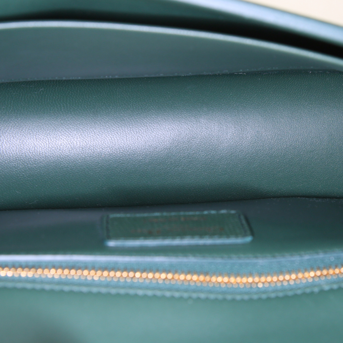 Dior 30 Montaigne shoulder bag in green grained leather - Detail D3