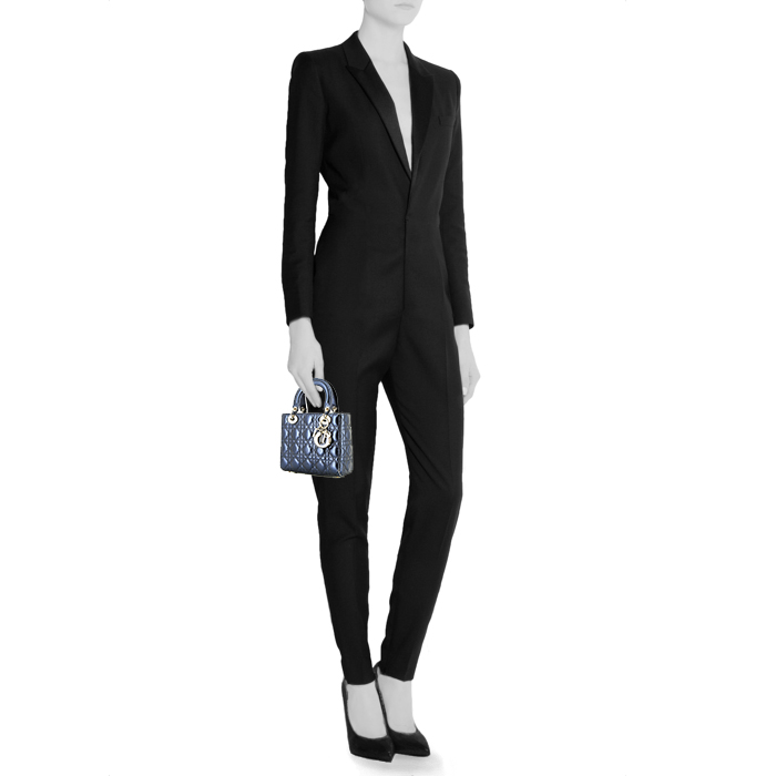 Sac bandoulière Dior Mini Lady Dior en cuir cannage bleu métallisé - Detail D1