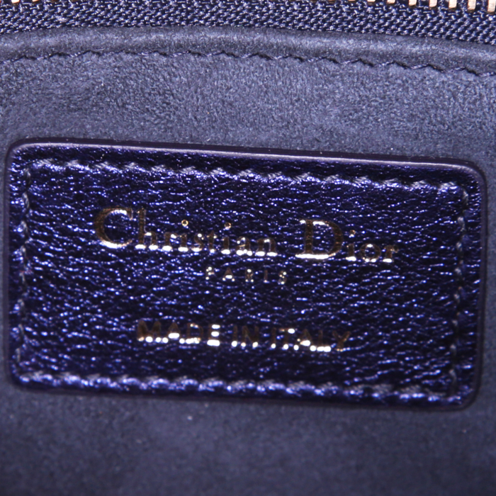 Sac bandoulière Dior Mini Lady Dior en cuir cannage bleu métallisé - Detail D4