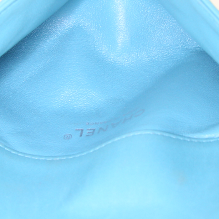 Sac bandoulière Chanel Wallet on Chain en cuir matelassé bleu - Detail D2