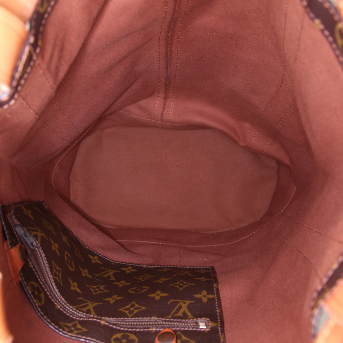 Sac à dos Louis Vuitton Randonnée en toile monogram marron et cuir naturel - Detail D2