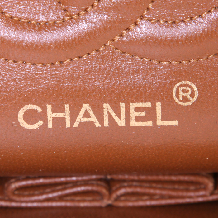 Bolso de mano Chanel Timeless en cuero acolchado marrón - Detail D4