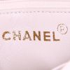 Bolso de mano Chanel en satén blanco - Detail D3 thumbnail