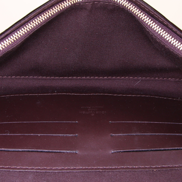 Bolso de mano Louis Vuitton Sunset Boulevard en charol Monogram color burdeos - Detail D3