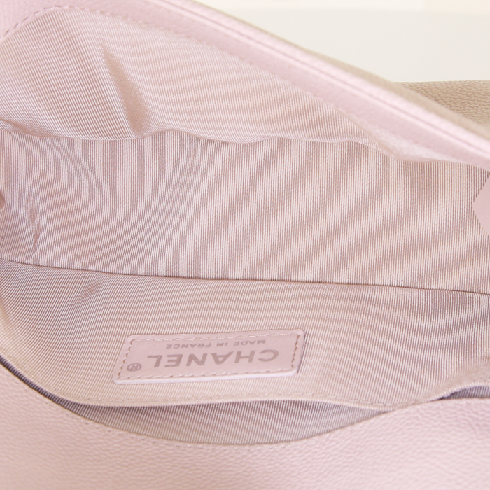 Sac bandoulière Chanel Boy en cuir grainé matelassé beige - Detail D3