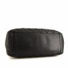 Bolso para llevar al hombro o en la mano Chanel Shopping GST modelo grande en cuero granulado acolchado negro - Detail D4 thumbnail