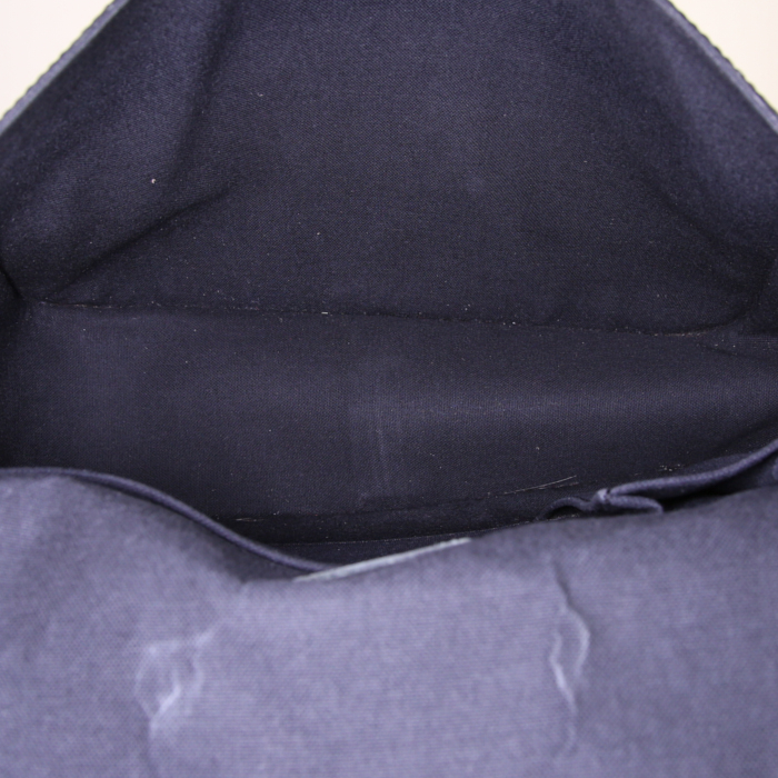 Borsa a tracolla Louis Vuitton in pelle taiga nera - Detail D2