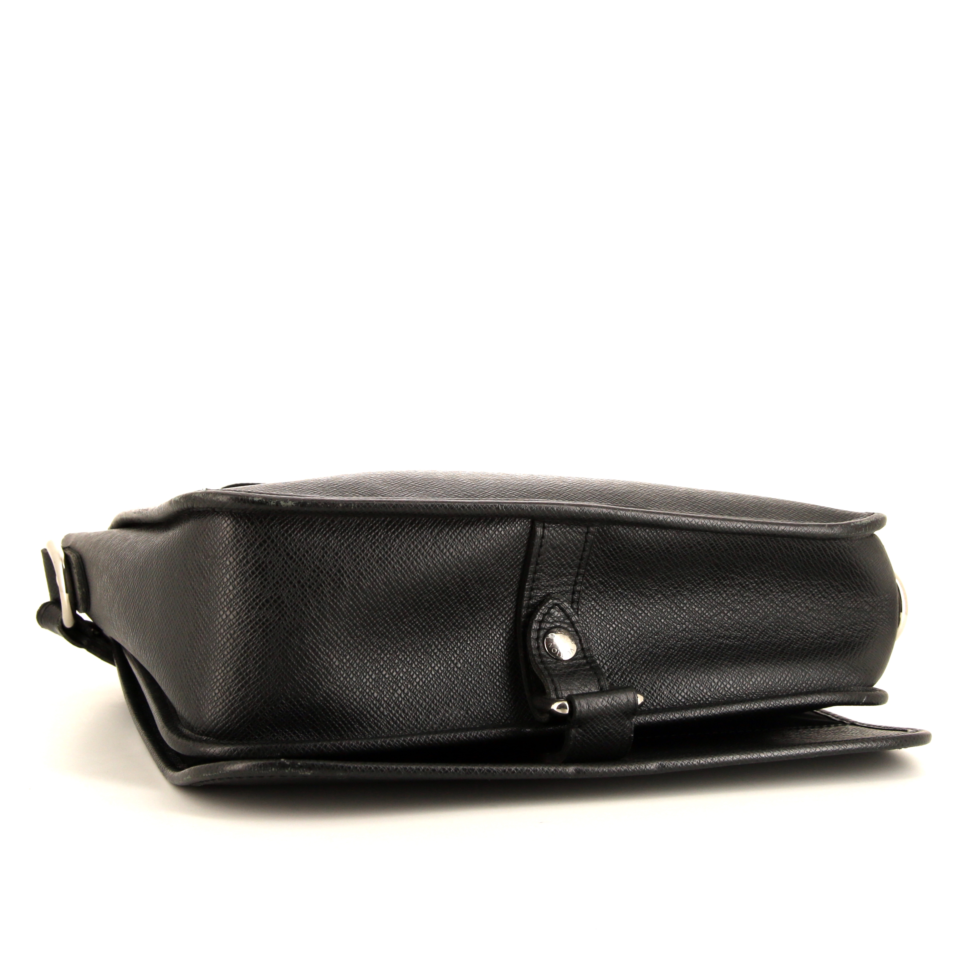 Borsa a tracolla Louis Vuitton in pelle taiga nera - Detail D4