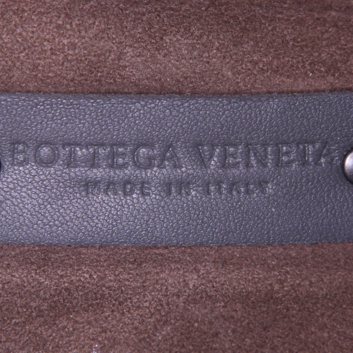 Sac bandoulière Bottega Veneta Nodini en cuir intrecciato gris - Detail D3
