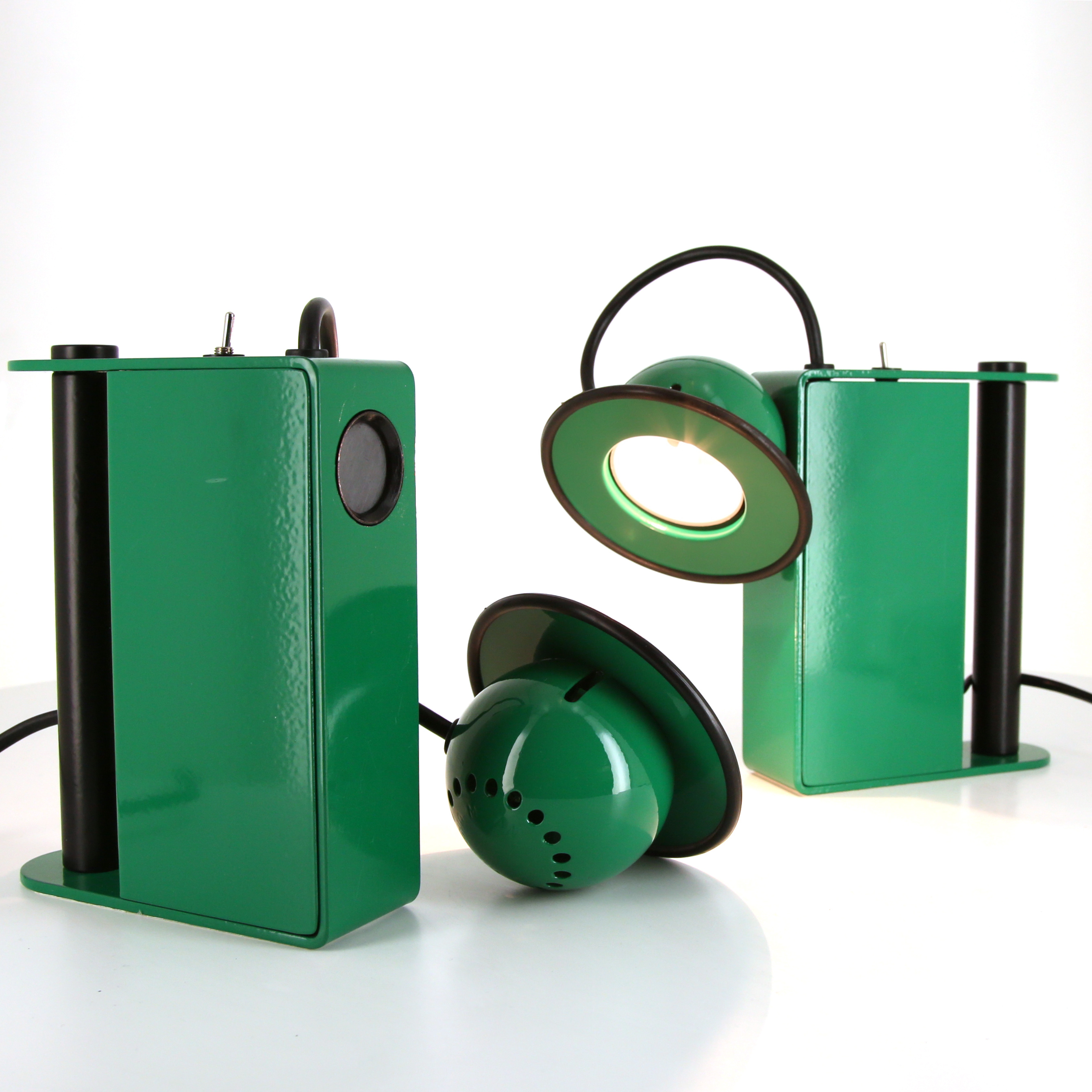 Gae Aulenti 
Piero Castiglioni, "Minibox" bedside lamp, in green lacquered metal, Stilnovo edition, stamped, creation of 1979, edition of 1980s - Detail D3