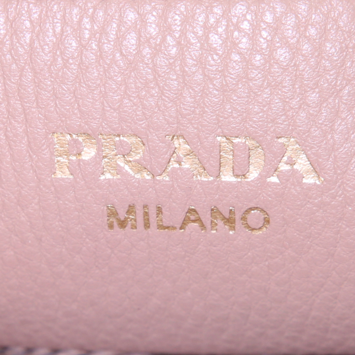 Bolso bandolera Prada en cuero granulado beige - Detail D4
