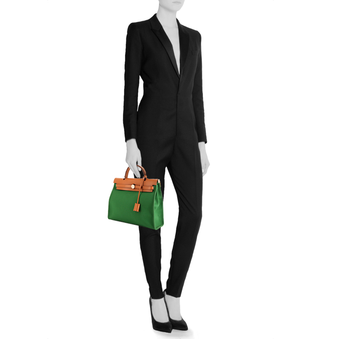 Bolso bandolera Hermes Herbag en lona verde y cuero natural - Detail D1