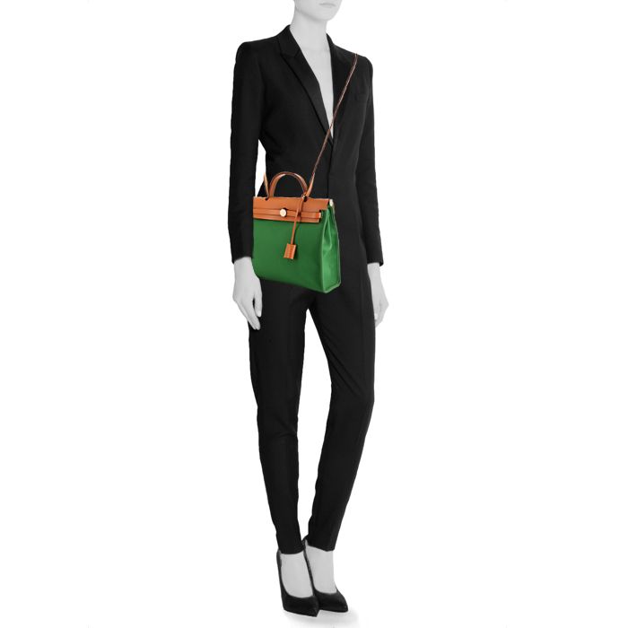 Bolso bandolera Hermes Herbag en lona verde y cuero natural - Detail D2