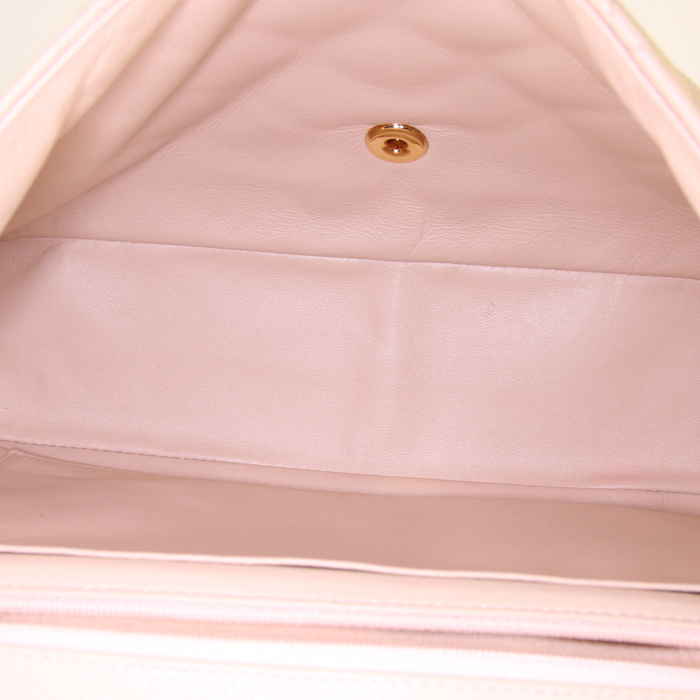 Bolso bandolera Chanel Timeless jumbo en cuero granulado acolchado beige - Detail D3