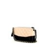Bolso bandolera Chanel Gabrielle Wallet on Chain en cuero acolchado beige y negro - 00pp thumbnail
