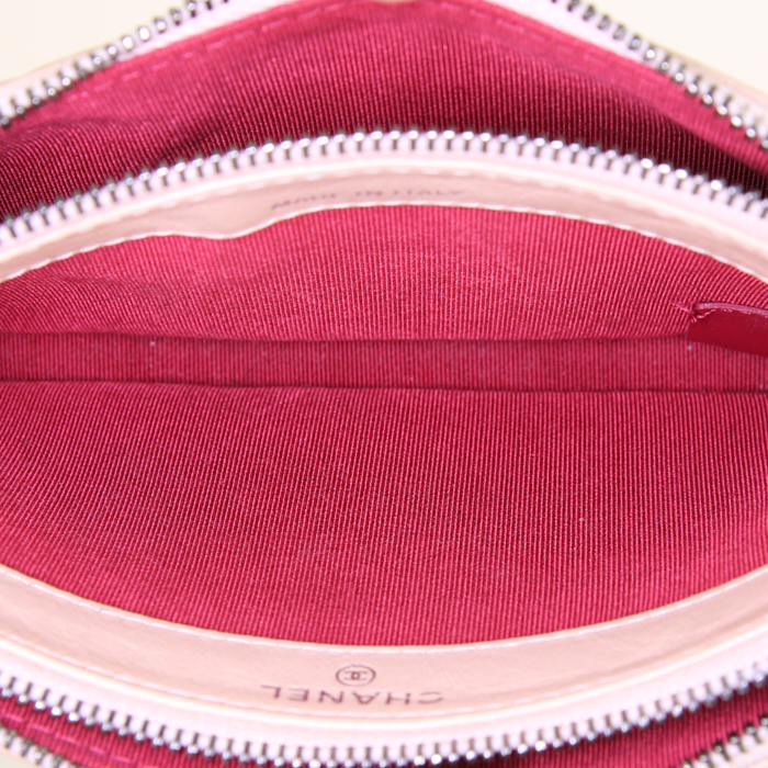 Sac bandoulière Chanel Gabrielle Wallet on Chain en cuir matelassé beige et noir - Detail D2