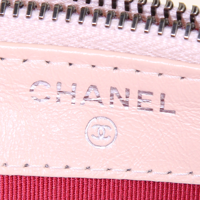 Bolso bandolera Chanel Gabrielle Wallet on Chain en cuero acolchado beige y negro - Detail D3