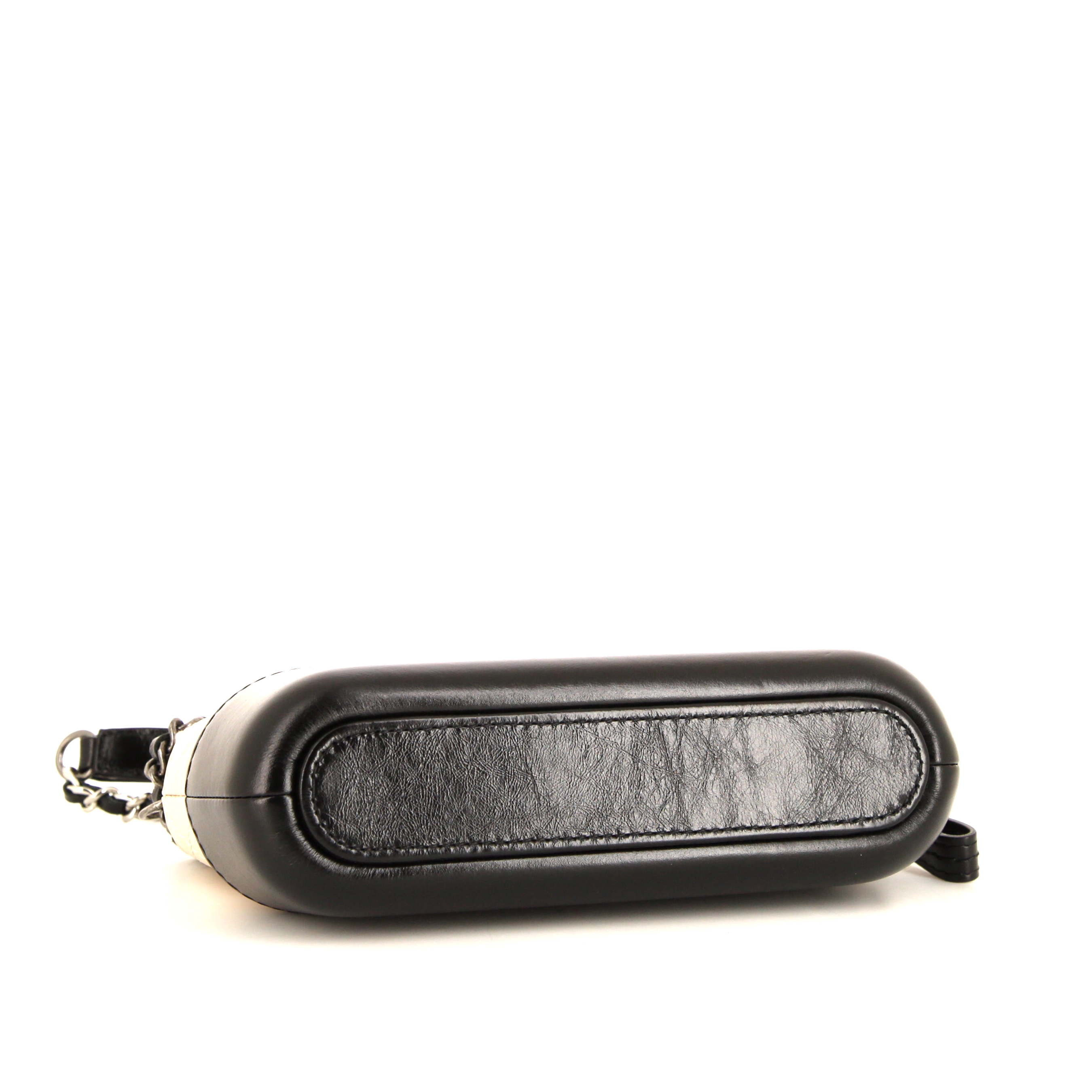 Chanel Gabrielle Wallet on Chain shoulder bag in beige and black quilted leather - Detail D4