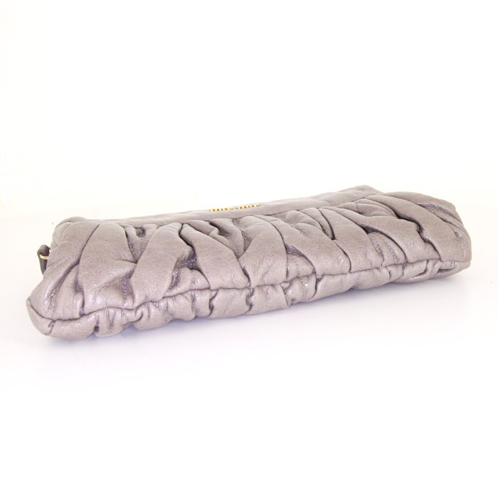 Bolso Miu Miu Matelassé en cuero acolchado gris - Detail D5