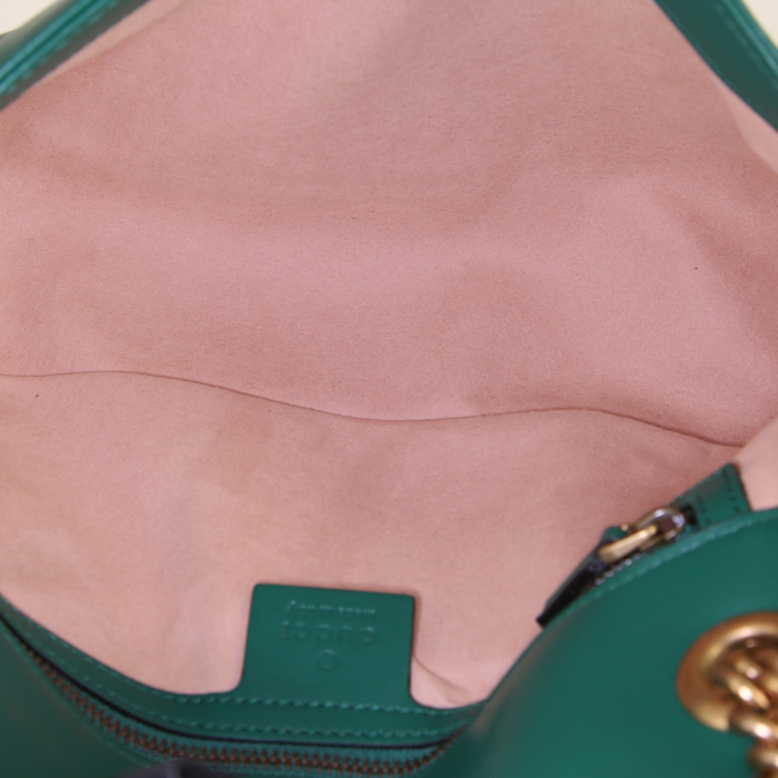 Bolso bandolera Gucci GG Marmont modelo pequeño en cuero acolchado verde - Detail D3