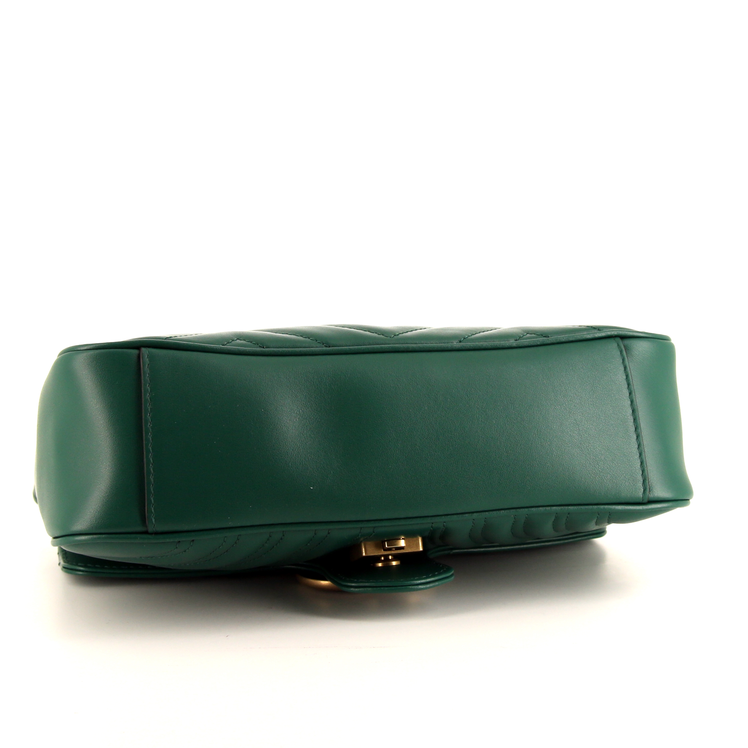 Bolso bandolera Gucci GG Marmont modelo pequeño en cuero acolchado verde - Detail D5