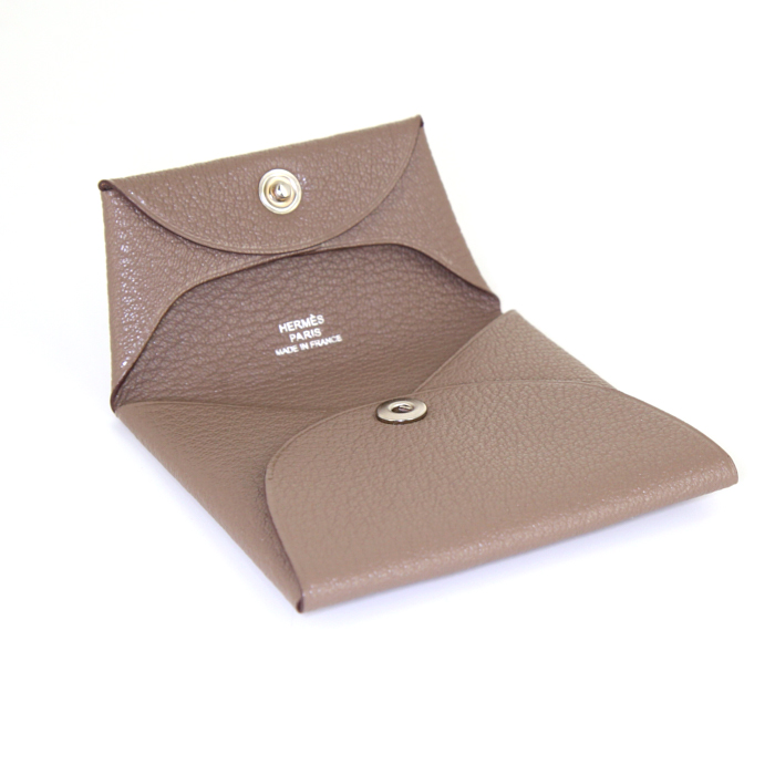 Hermès wallet in etoupe grained leather - Detail D1
