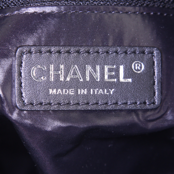 Sac porté épaule ou main Chanel Editions Limitées Paris-Hamburg en jersey noir et cuir matelassé noir - Detail D3