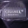 Bolso para llevar al hombro o en la mano Chanel Editions Limitées en jersey negro y cuero acolchado negro - Detail D3 thumbnail