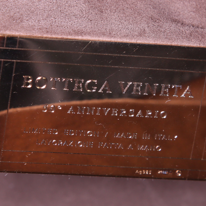 Bolso de mano Bottega Veneta en piel de pitón marrón y cuero negro - Detail D3