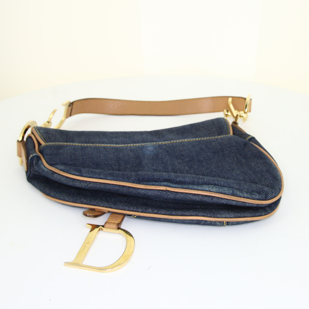 Sac à main Dior Saddle en toile denim bleue et cuir marron - Detail D4