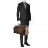 Bolsa de viaje Louis Vuitton Keepall 55 cm en lona Monogram marrón y cuero negro - Detail D1 thumbnail