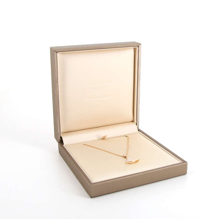 Collier Bulgari Diva's Dream grand modèle en or rose,  nacre blanche et diamant - Detail D2