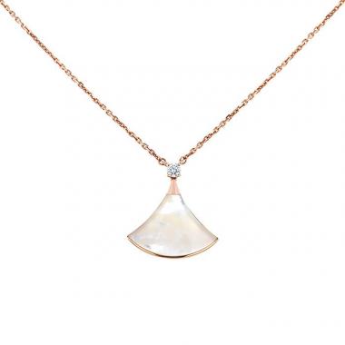 Collana Bulgari Diva's Dream modello grande in oro rosa,  madreperla bianca e diamante Collana Bulgari Diva's Dream modello grande in oro rosa,  madreperla bianca e diamante
