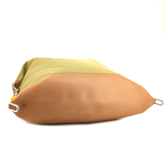 Bolsa de viaje Louis Vuitton Polochon en lona monogram amarilla y cuero natural - Detail D5