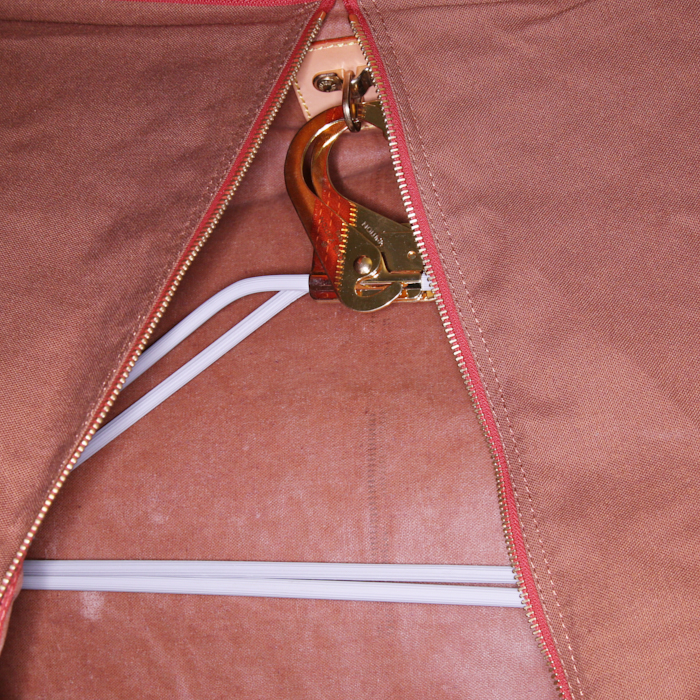 Bolso de fin de semana Louis Vuitton Keepall Editions Limitées en lona Monogram naranja - Detail D4